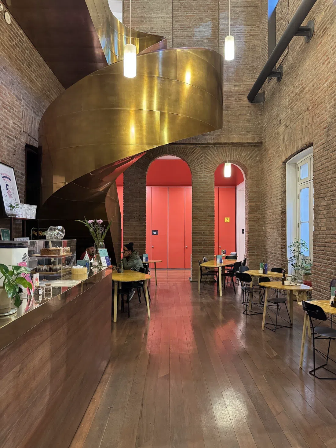 La Huérfana, Santiago